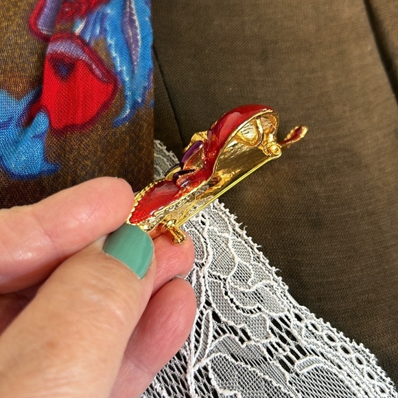 Wrap from Vivante by USA and red hat brooch or pendant for the Red Hat Society - Picture 14 of 17